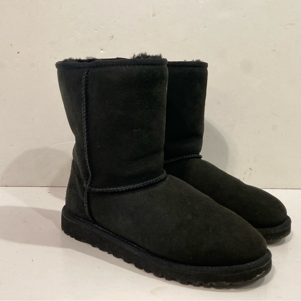 UGG Classic Short Black Suede Shearling Boots Women’s Sz 5
